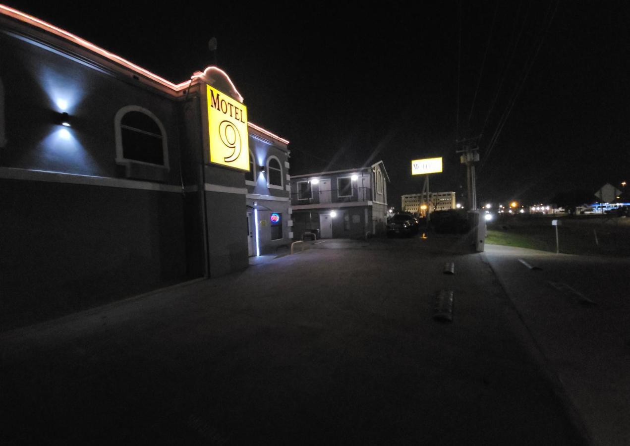 Motel 9 Laredo Extérieur photo